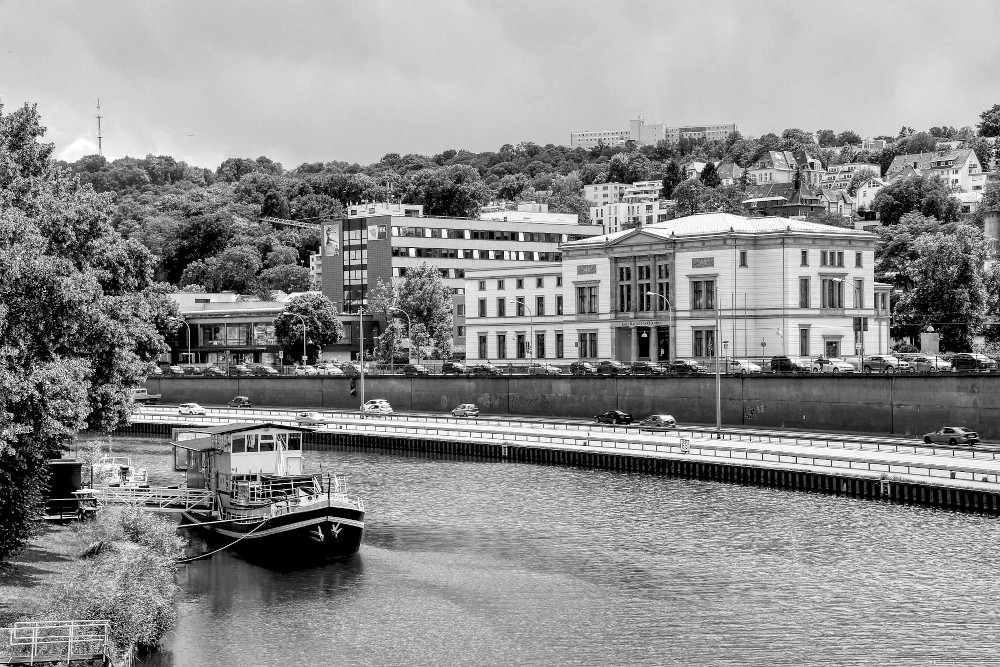 bateau dans la rivière Sarre et vue sur le Bundesrat de Sarrebruck